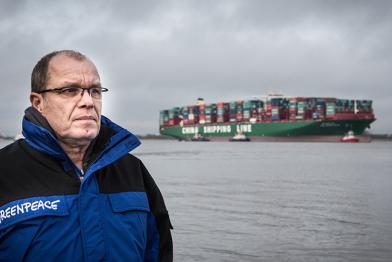 Greenpeace-Seefahrtexperte Jörg Feddern vor dem in der Elbe gestrandeten Containerschiff
