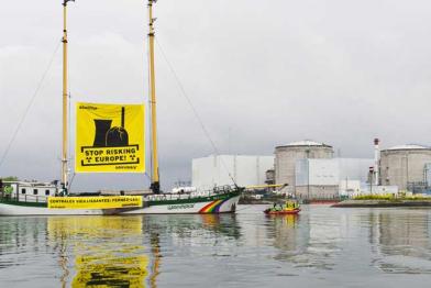 26.04.2014: Das Greenpeace-Schiff Beluga vor dem französischen AKW Fessenheim 