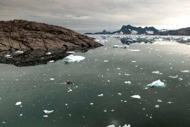 Wissenschaftler im Schlauchboot im Kangerdlugssuaq-Fjord in Ost-Grönland 01.09.2010