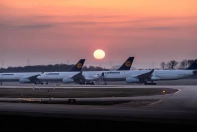 Parkende Flugzeuge am Flughafen Frankfurt während des Shutdowns im März 2020