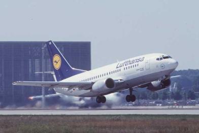 Symbolbild: Startendes Flugzeug der Fluglinie Lufthansa im August 1997