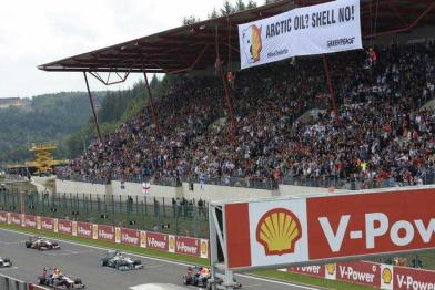 Protest gegen Shells Arktis-Projekt beim Grand prix in Spa
