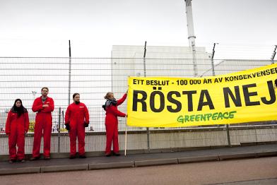 Aktivisten vor dem AKW Forsmark fordern: "Stimmt Nein" zu neuen Atomkraftwerken 06/14/2010