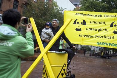 Passanten geben ihr Foto für den Protest gegen Gorleben. 02.10.2010