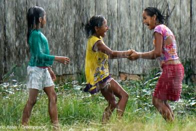 Tanzende Kinder der Munduruku im Regen