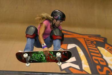 Skaterin auf Skaterrampe aus FSC-Holz