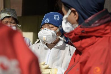 Greenpeace-Strahlenexperten mit Atemmasken