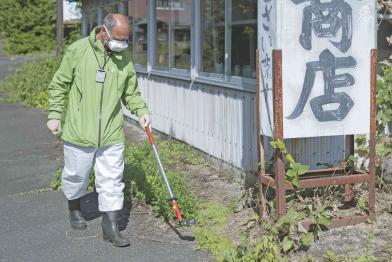 Greenpeace-Atomexperte Heinz Smital misst die Strahlung in der Region Fukushima