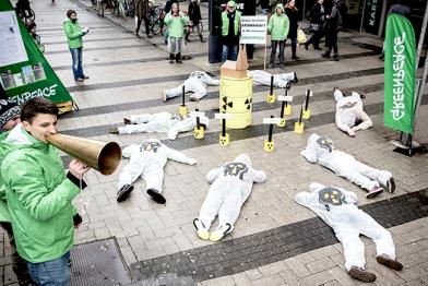 Greenpeace-Gruppenaktionstag mit Performance in Köln