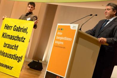 Greenpeace-Protest während einer Rede von Sigmar Gabriel