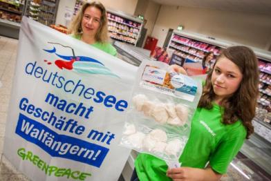 06.09.2014: Greenpeace-Aktivisten kennzeichnen in Berliner Supermärkten Produkte von "Deutsche See"
