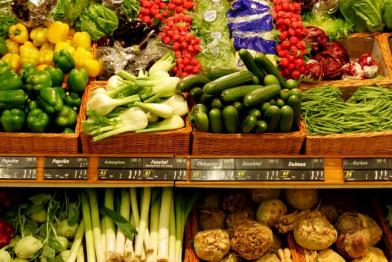 Gemüseregal in einem deutschen Supermarkt