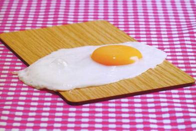 Spiegelei auf Brettchen, Mai 2004