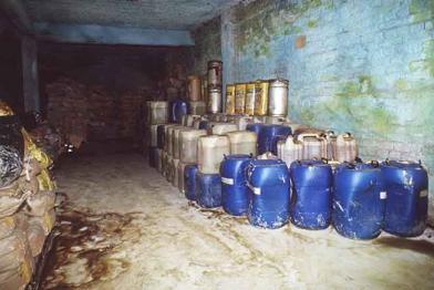 Giftmüllfässer gelagert in einem Keller in Rumänien, September 1992