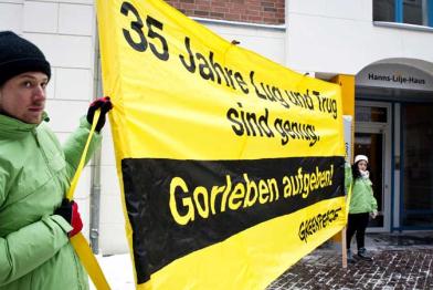 Greenpeace-Aktivisten protestieren anlässlich der rot-grünen Koalitionsverhandlungen in Niedersachsen, 23.01.2003