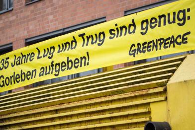 Mit einer Castor-Attrappe und einem Banner mit der Aufschrift "35 Jahre Lug und Trug sind genug: Gorleben aufgeben!" demonstrieren am 2. Jamuar 2013 Greenpeace-Aktivisten anlässlich der rot-grünen Koalitionsverhandl
