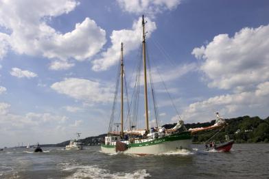 Das Greenpeace-Schiff Beluga II auf Flusstour, 30.07.2004