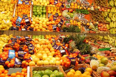 Obstregal im Supermarkt