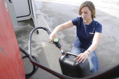 Verbraucherin füllt Biosprit in Benzinkanister