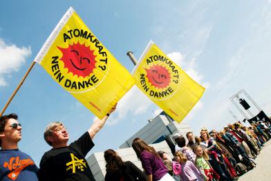 Menschenkette zwischen den AKWs Brunsbüttel und Krümmel