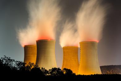 Die vier Kühltürme des Atomkraftwerks Mochovce in der Slowakei