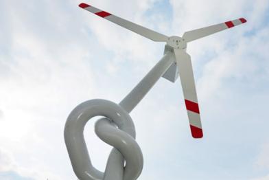 Windrad-Attrappe mit Knoten im Pfeiler