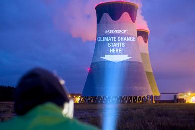 Greenpeace-Aktivist bei Projektion auf Kohlekraftwerk in Polen