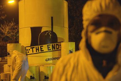 Greenpeace-Aktivisten protestieren am Atomkraftwerk Tihange (Belgien) gegen ueberalterte Atomkraftwerke