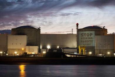 Greenpeace-Aktivisten istallieren die Lichtprojektion "Stop risking Europe" auf das AKW Fessenheim, 18.03.2014