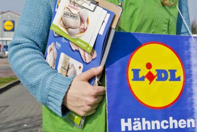 Greenpeace-Aktivist protestiert vor Lidl-Filiale gegen Hähnchenprodukte, die mit Genfutter hergestellt wurden