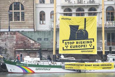 Das Greenpeace-Schiff Beluga II in der Schiffslände in Basel, 28.04.2014