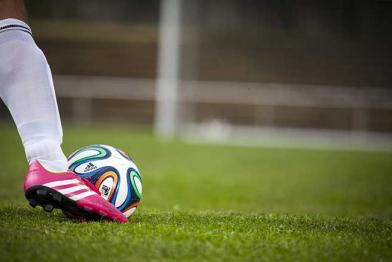 Ein Fußballspieler tritt den WM Ball mit einem Adidas-Schuh weg,2014
