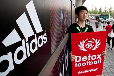 Greenpeace-Aktivisten protestieren vor dem Seoul-World-Cup-Stadium in Korea, gegen Adidas und fordern giftfreie Sportkleidung, 28.05.2014