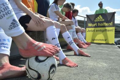 31.5.2014: Greenpeace-Ehrenamtliche protestieren gegen Adidas' gefährliche Textilproduktion