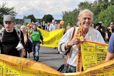 In der Lausitz demonstrieren Menschen gegen Vattenfalls Tagebau-Pläne