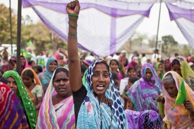 Inderin reckt ihre Hand in einer Siegergeste empor