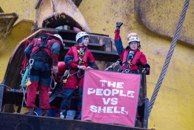 Greenpeace-Aktivisten demonstrieren auf der Shell-Ölplattform Polar Pioneer gegen Ölbohrungen in der Arktis
