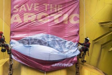Greenpeace-Aktivisten hissen ein gigantisches Banner auf der Shell-Bohrplattform Polar Pioneer