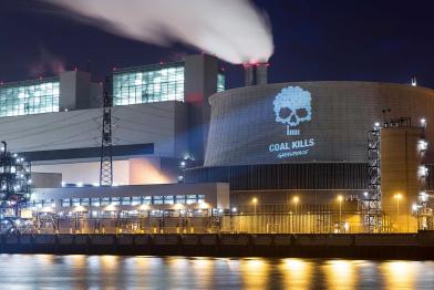 Projektion "Kohle ist giftig" am Kohlekraftwerk Moorburg