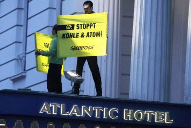 Vor dem Hamburger Hotels Atlantic protestieren Greenpeace-Aktivisten beim G7-Energieminister-Treffen für eine saubere Energiewende
