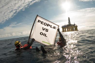 Greenpeace-Aktivisten schwimmen vor Ölplattform