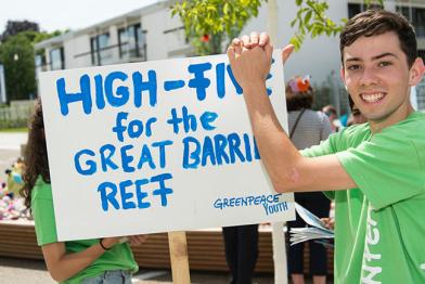 Greenpeace-Jugendlicher mit Banner