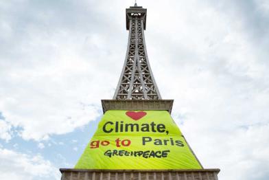 Eiffelturm-Attrappe mit Banner "Wer das Klima liebt, geht nach Paris" an der Tour-de-France-Strecke in den Niederlanden
