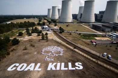 Totenkopf vor Kraftwerk Jänschwalde