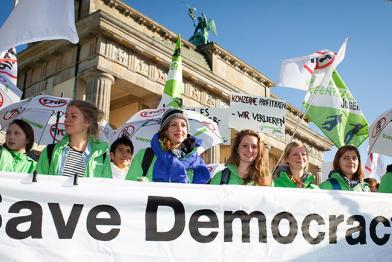 Greenpeace-Aktivisten mit Anti-TTIP-Banner
