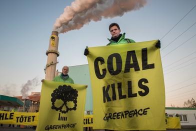 Greenpeace-Aktivisten mit Banner