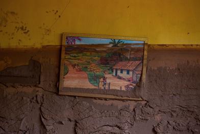 Zerstörtes Bild an der Wand mit Spuren der Flut