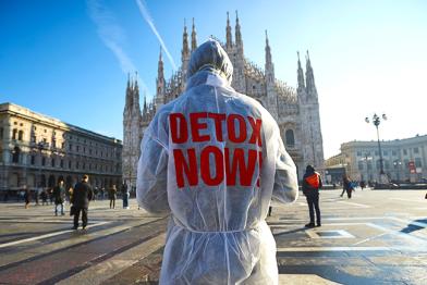 Greenpeace-Aktivist bei Aktion in Mailand