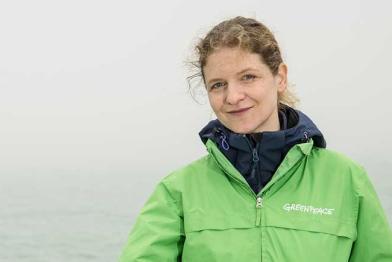 Sandra Schöttner an der Reling