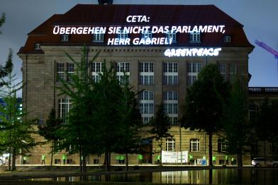 Das Bundesministerium für Wirtschaft und Energie in Berlin mit der Projektion von Greenpeace-Aktivisten: „Umgehen Sie nicht das Parlament, Herr Gabriel!”